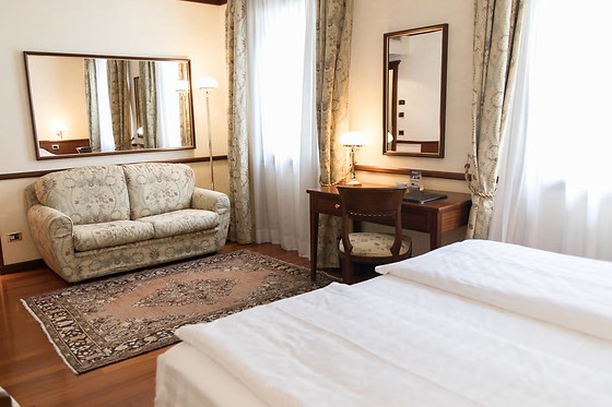 Phi Albergo dei Medaglioni - photo 3
