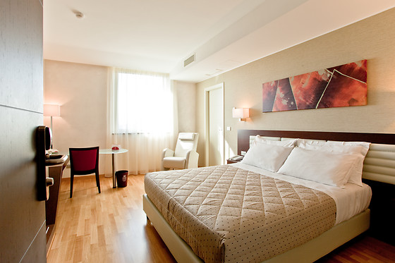 Breaking Business Hotel - photo 0