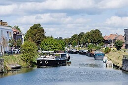 B3  (Bed & Breakfast Boat)